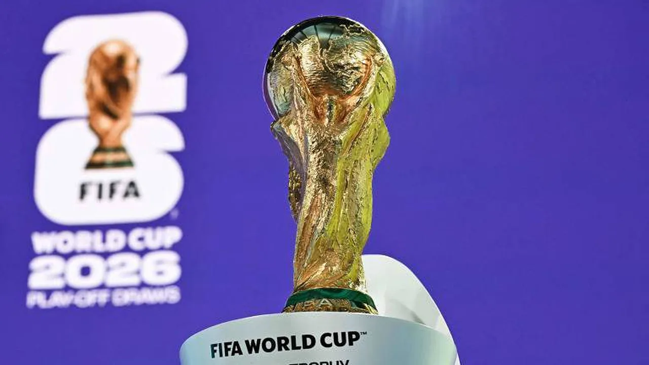 SoFi Stadium em Los Angeles com arquibancadas parcialmente vazias durante evento esportivo