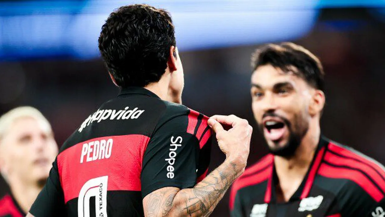 Técnico Alejandro Restrepo observa partida do Independiente Medellín contra o Flamengo no Maracanã