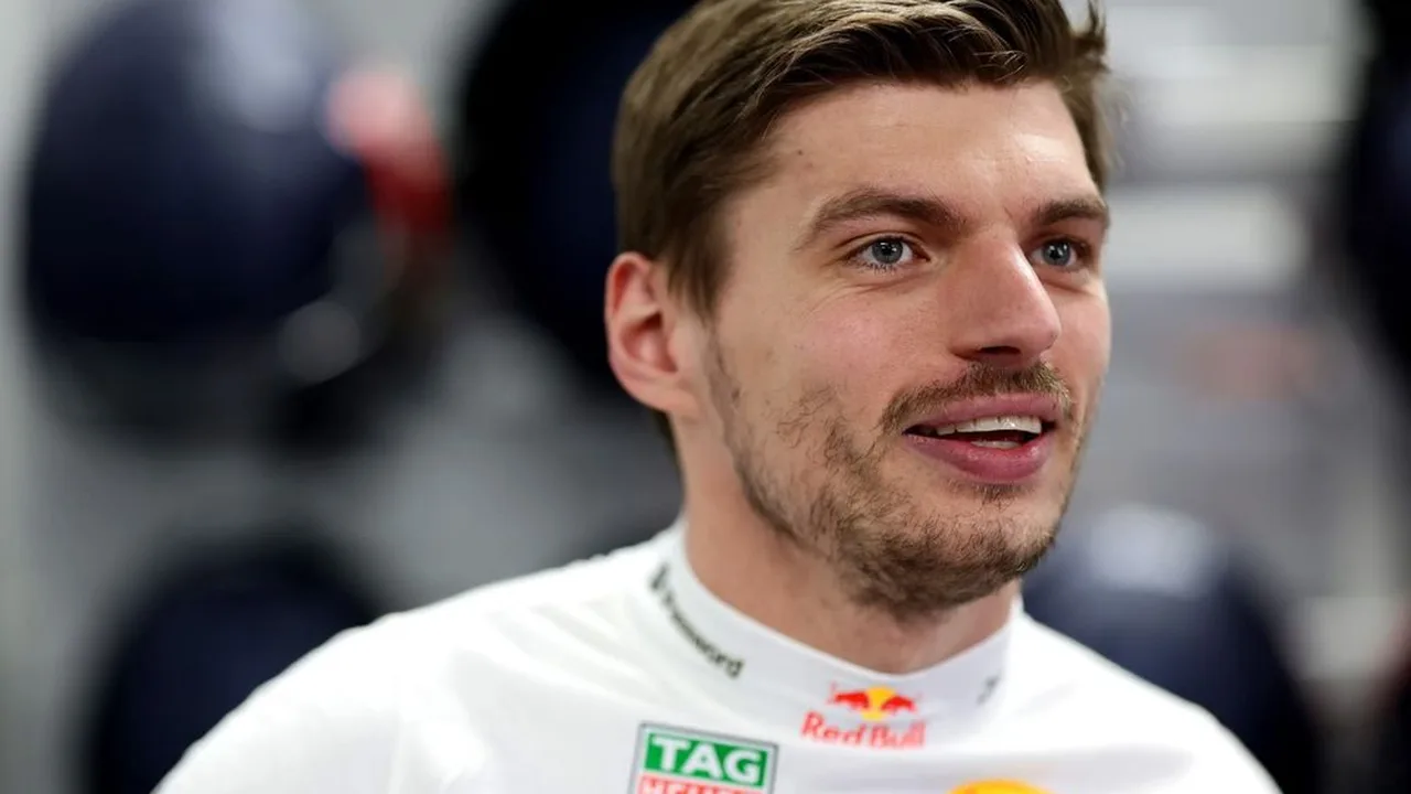 Max Verstappen conversando com engenheiro Gianpiero Lambiase no pit da Red Bull durante corrida de F1