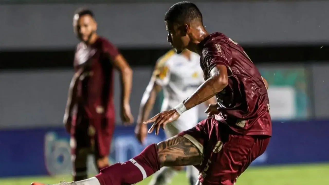Jogadores do Jacuipense comemorando classificação na Copa do Brasil em campo gramado com torcida ao fundo