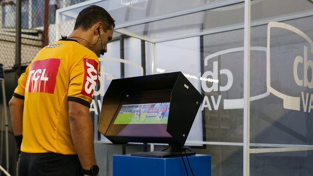 A mecânica da revisão que mudou o jogo VAR muda expulsão de amarelo para vermel