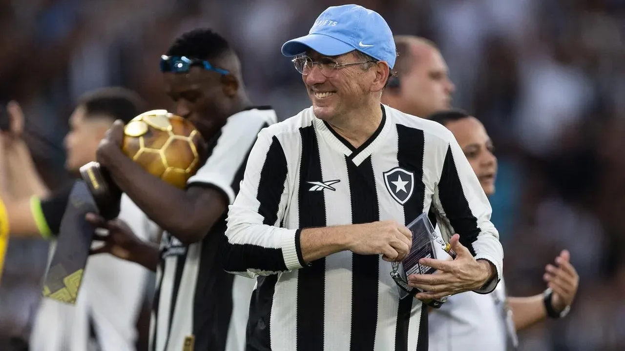 John Textor em coletiva de imprensa falando sobre situação financeira do Botafogo