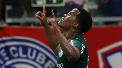 Palmeiras vira sobre o Fluminense e cola no líder Corinthians