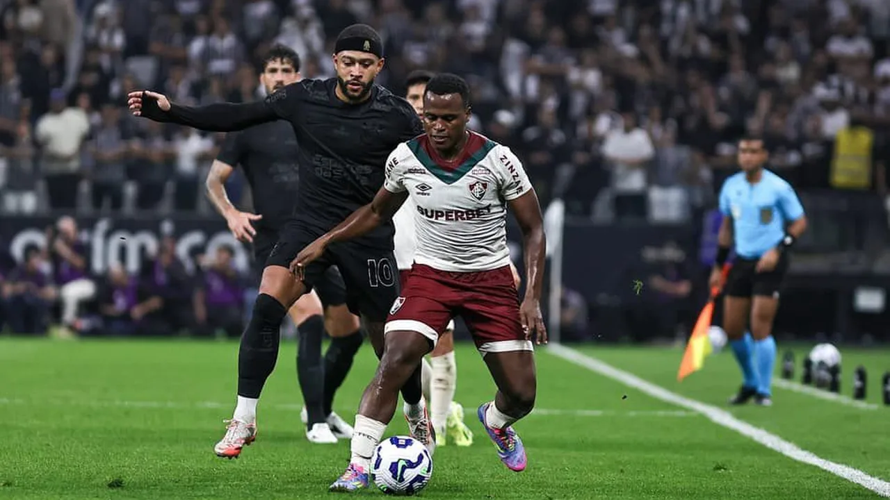Jogadores do Fluminense comemorando gol em campo durante partida do Campeonato Brasileiro
