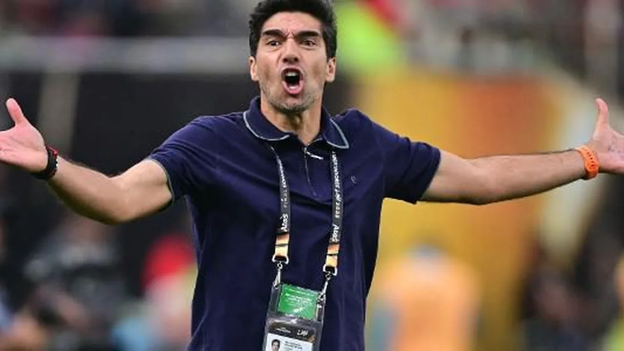 Roger Machado gesticula durante jogo do São Paulo no Morumbi com torcida ao fundo protestando