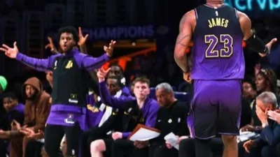 LeBron James aos 41 anos viraliza com enterrada de costas nos playoffs