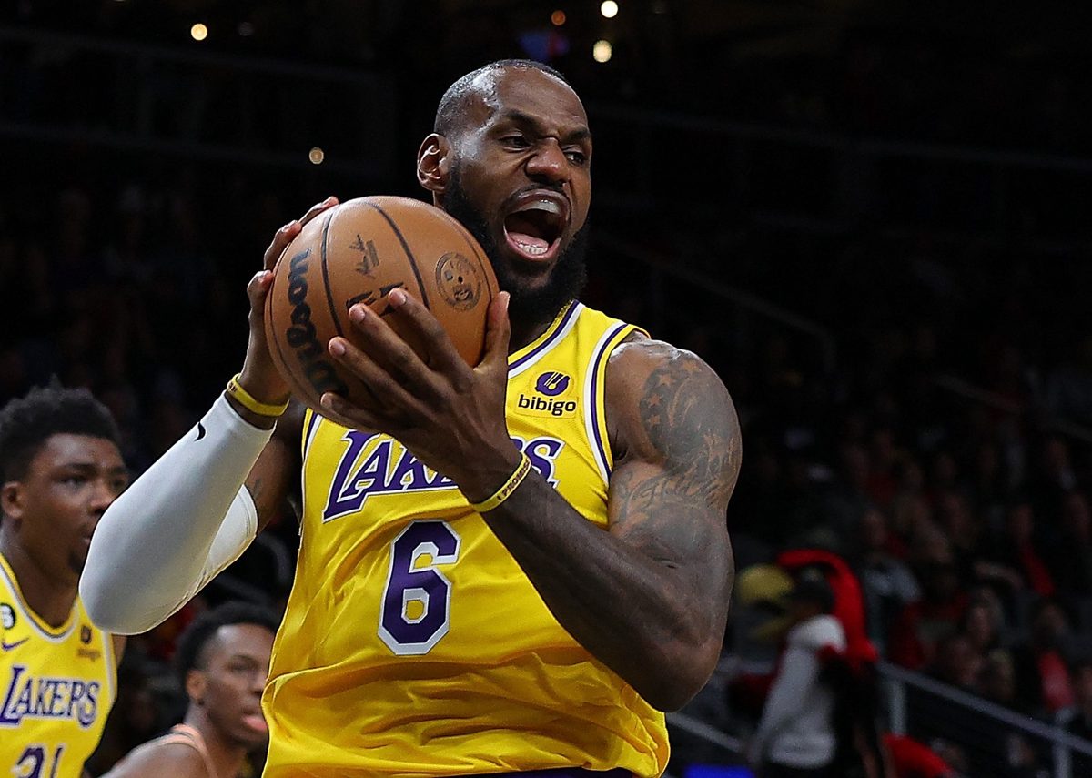 Transformação demográfica do basquete profissional LeBron James aos 41 anos vira