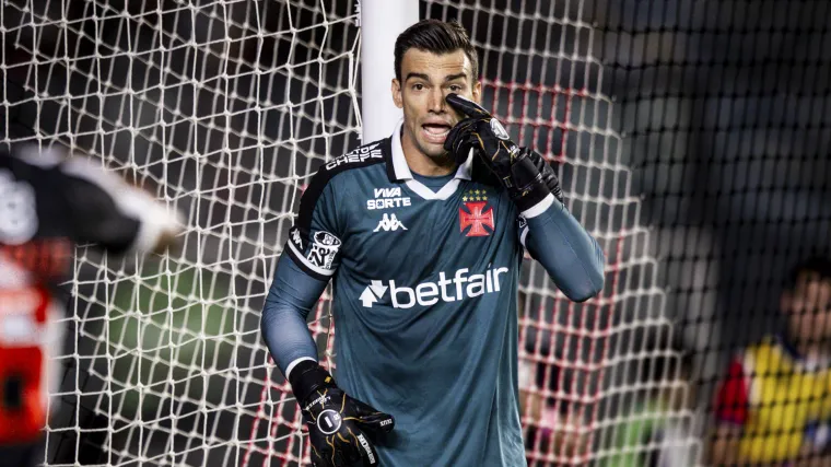 Pedro aproveita oportunidades e sonha com Ancelotti Jardim aplica rodízio estrat