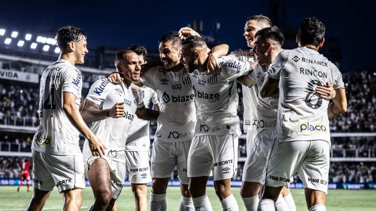 Jogadores do Santos comemorando gol na Vila Belmiro durante confronto contra o Coritiba pela Copa do Brasil