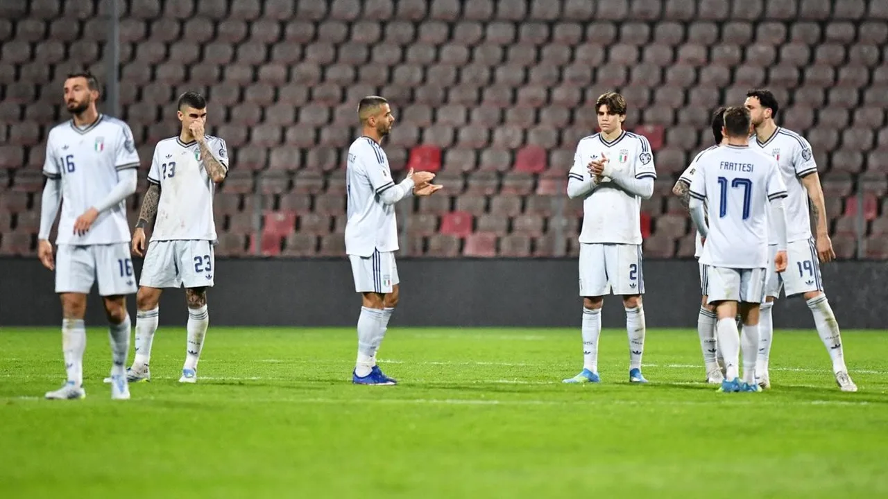 Torcedores italianos lamentam eliminação da seleção azzurra em estádio com bandeiras da Itália