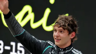 Russell encara pressão de Antonelli mas mantém liderança técnica na Mercedes