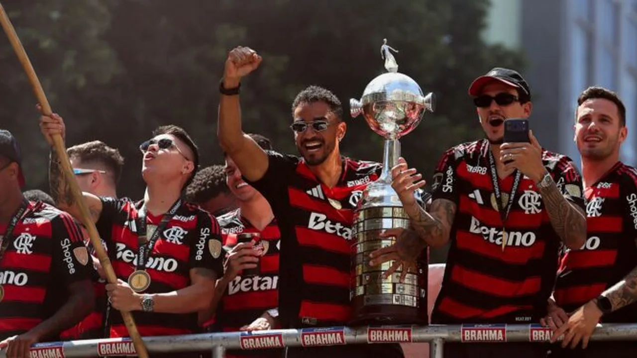 Jogadores do Flamengo em treino no CT Ninho do Urubu com técnico Leonardo Jardim observando preparação para Copa do Brasil