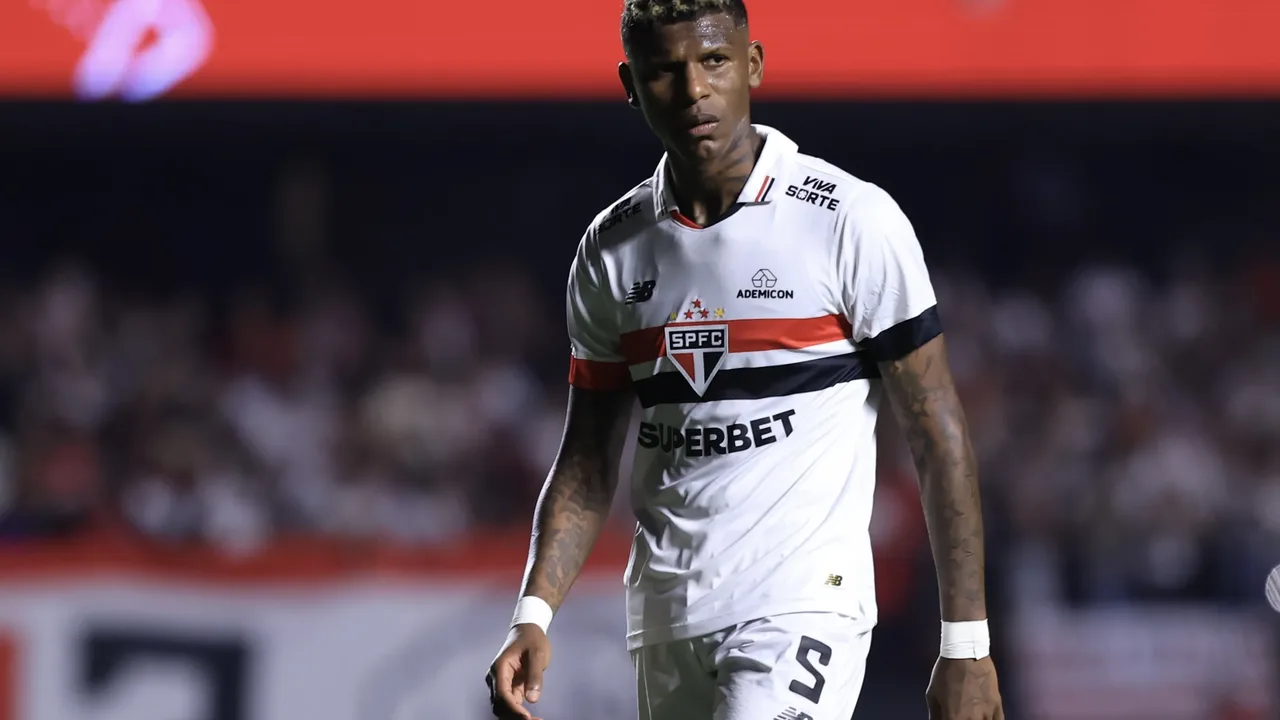 Robert Arboleda durante treino do São Paulo no CT da Barra Funda