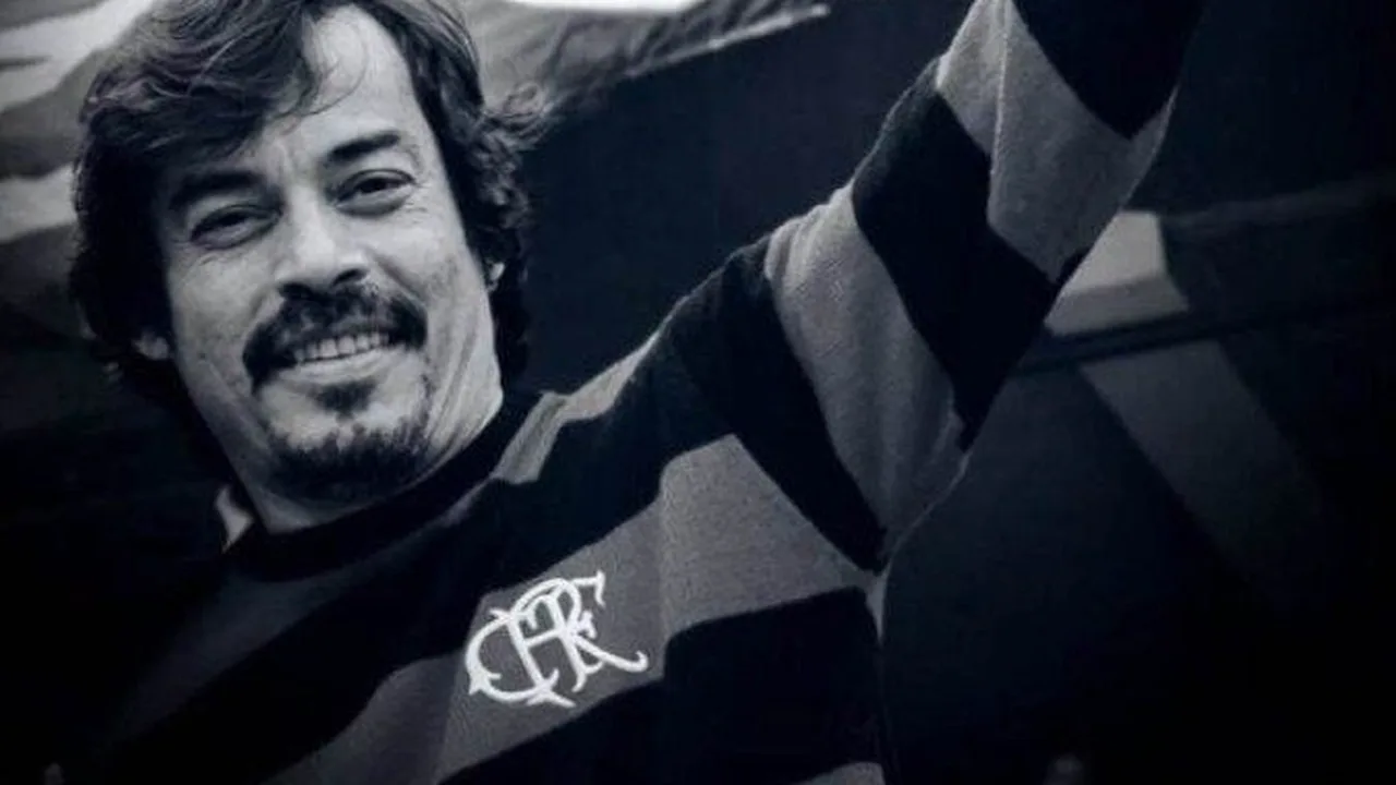 Torcedores do Flamengo prestando homenagem ao jornalista Arthur Muhlenberg no Maracanã