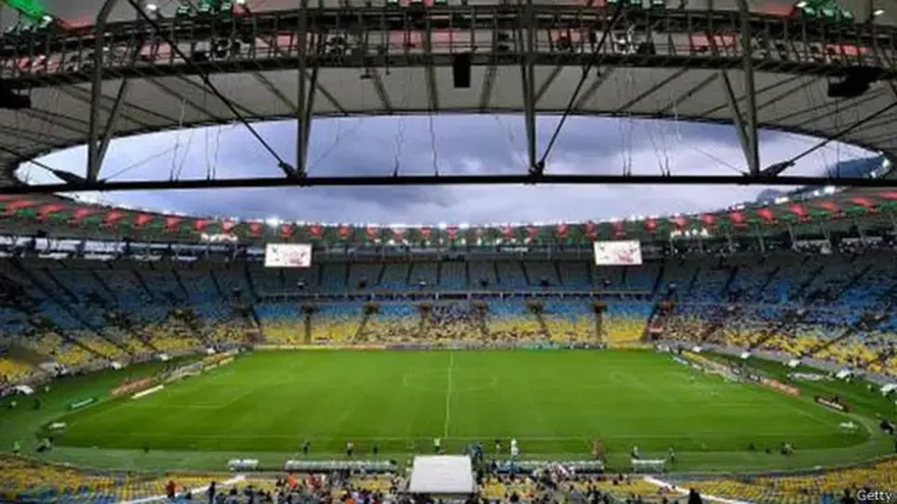 Jogadores de futebol em campo durante partida da Serie A italiana, representando atletas brasileiros no exterior