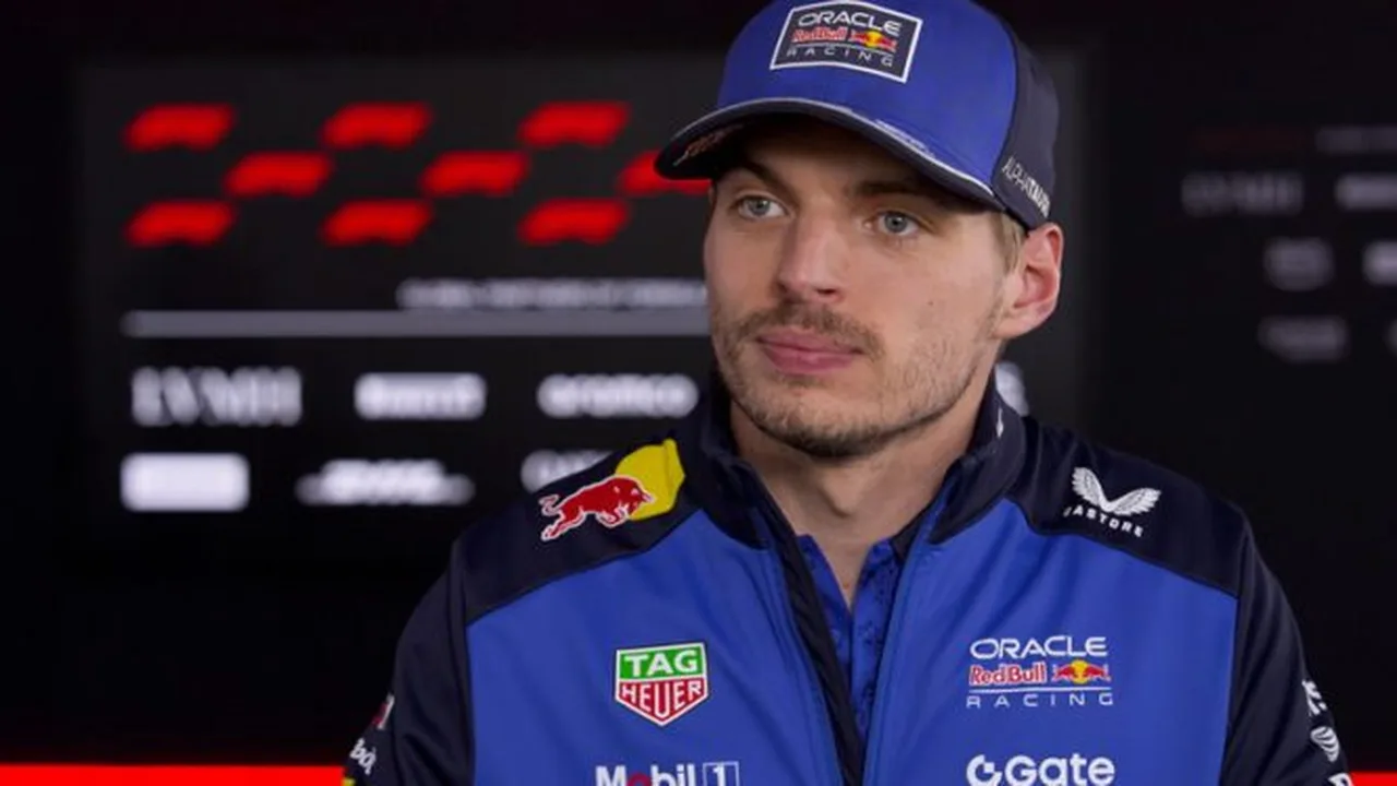 Max Verstappen pilotando carro da Red Bull na Fórmula 1 com patrocinadores em destaque no cockpit