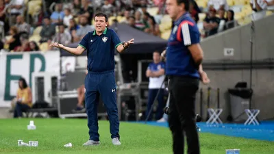 Dupla baixa força Diniz a repensar estratégia no Corinthians