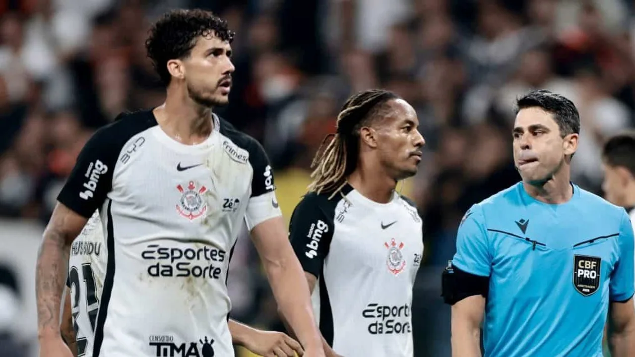 Fernando Diniz orientando jogadores do Corinthians durante partida, demonstrando organização tática defensiva
