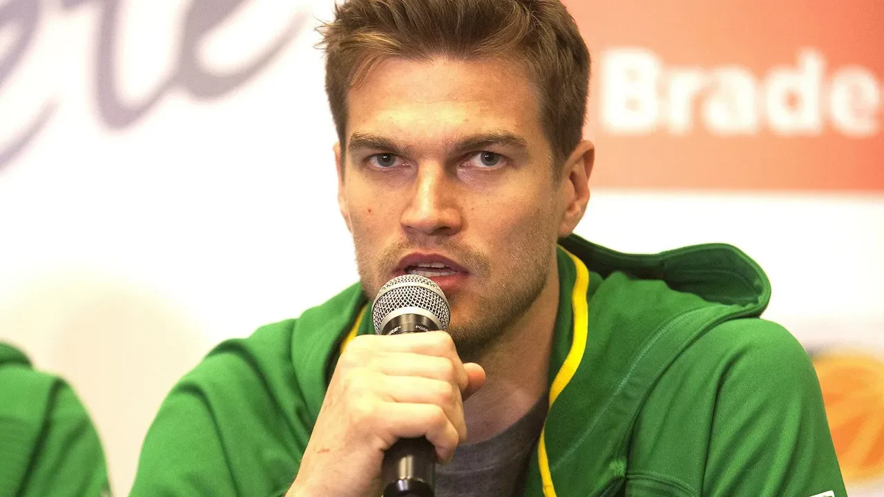Tiago Splitter orientando jogadores do Portland Trail Blazers durante timeout em jogo de playoff da NBA