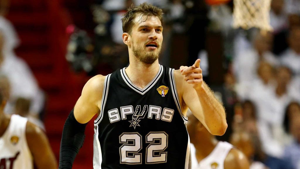 Do pivô campeão ao comando técnico revolucionário Tiago Splitter quebra barreira