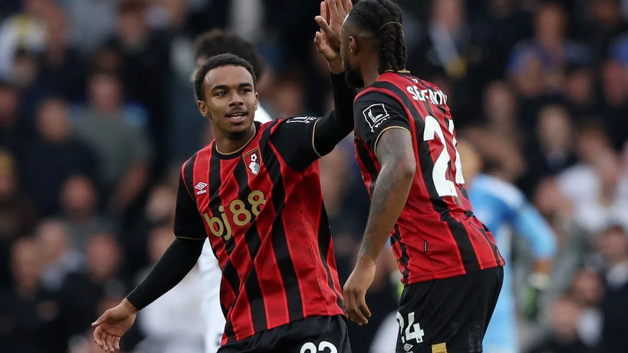 Eli Kroupi comemorando gol decisivo pelo Bournemouth contra Leeds United no Vitality Stadium