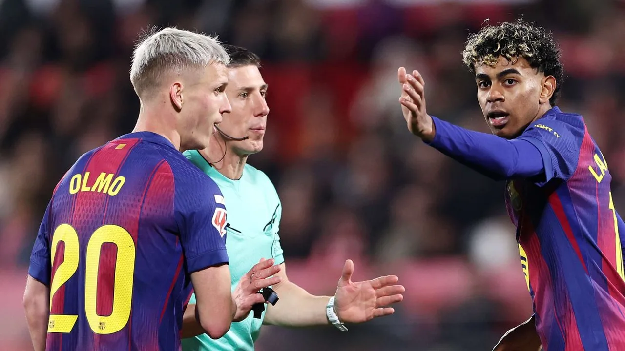 Lamine Yamal caído no gramado do Camp Nou sendo atendido pelos médicos após sentir lesão na coxa esquerda