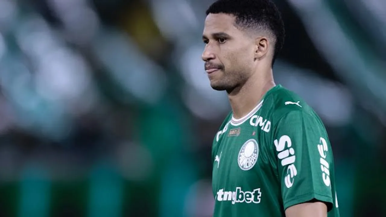 Zagueiro Alexander Barboza disputa lance aéreo durante partida do Botafogo no Brasileirão