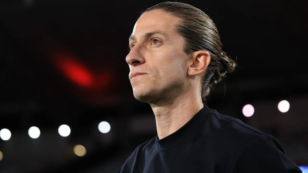 Filipe Luís em coletiva de imprensa como técnico, com escudo do Chelsea ao fundo em Stamford Bridge