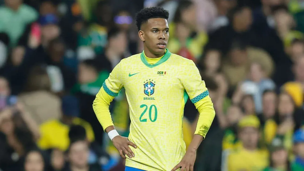 Estêvão sendo atendido após lesão grau 4 na coxa direita durante Chelsea x Manchester United