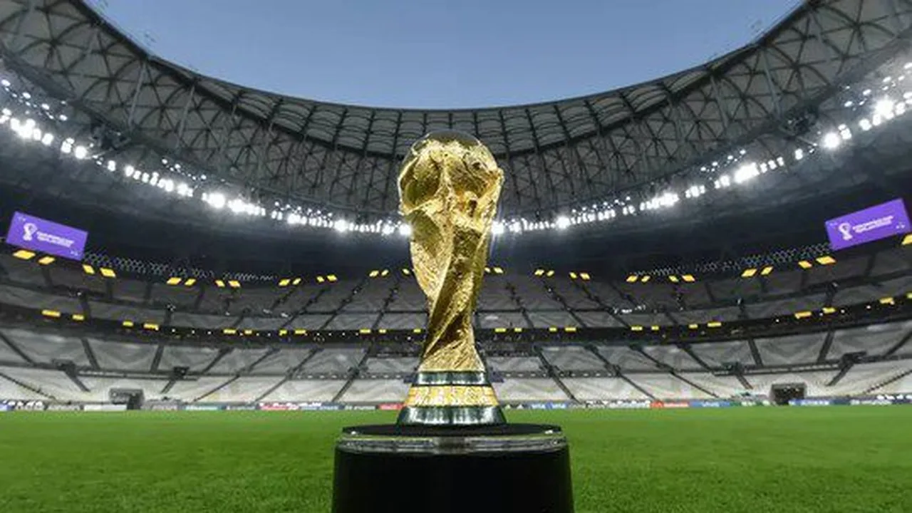 Bandeiras do Irã e Itália lado a lado com logo da FIFA e Copa do Mundo 2026 ao fundo