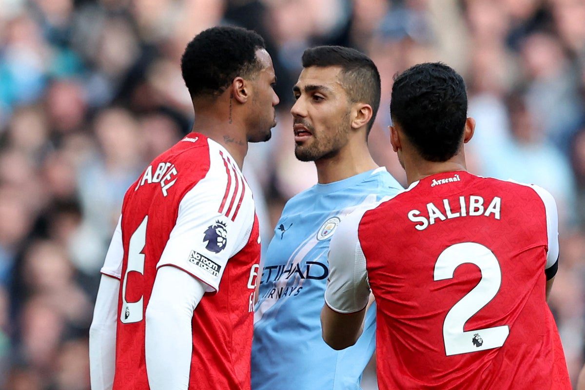 Pressing psicológico dos Gunners City desbanca Arsenal e assume liderança