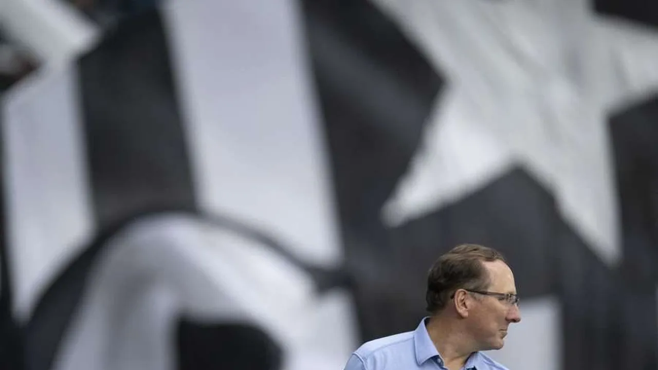 Estádio do Botafogo vazio simbolizando a crise financeira da SAF sob gestão de John Textor