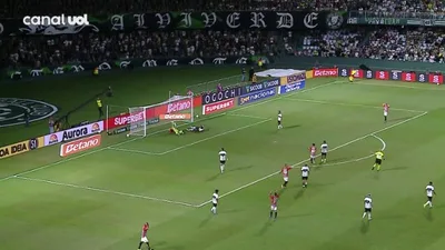 Daronco poupou Flamengo com três lances polêmicos contra Vitória