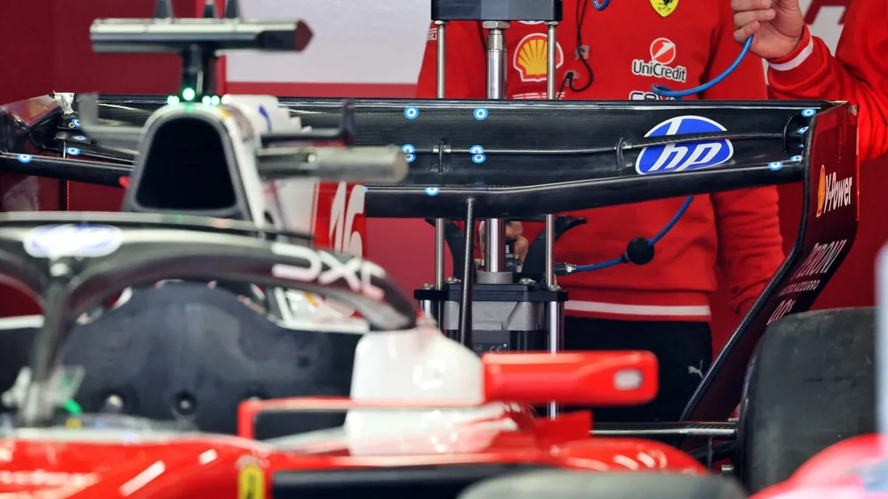 Carro de Fórmula 1 em pista de testes com equipe técnica analisando dados aerodinâmicos