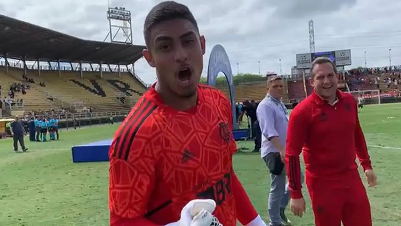 Evertton Araújo comemorando gol pelo Flamengo contra o Vitória na Copa do Brasil no Maracanã