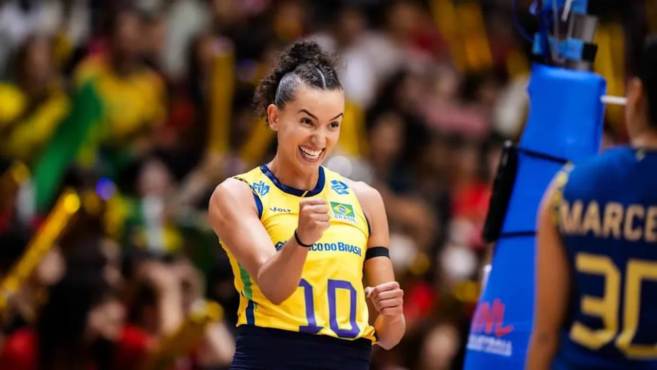 Gabi Guimarães celebrando título italiano de vôlei com medalha e uniforme do Conegliano