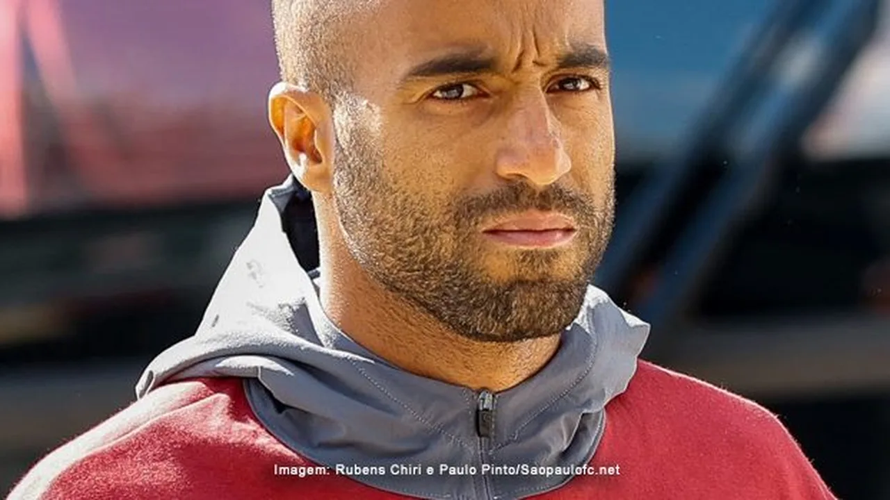 Lucas Moura durante treinamento no CT da Barra Funda retornando de lesão nas costelas