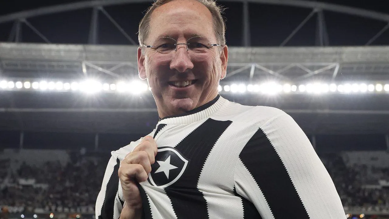 John Textor conversando com jogadores do Botafogo no CT durante reunião sobre recuperação judicial
