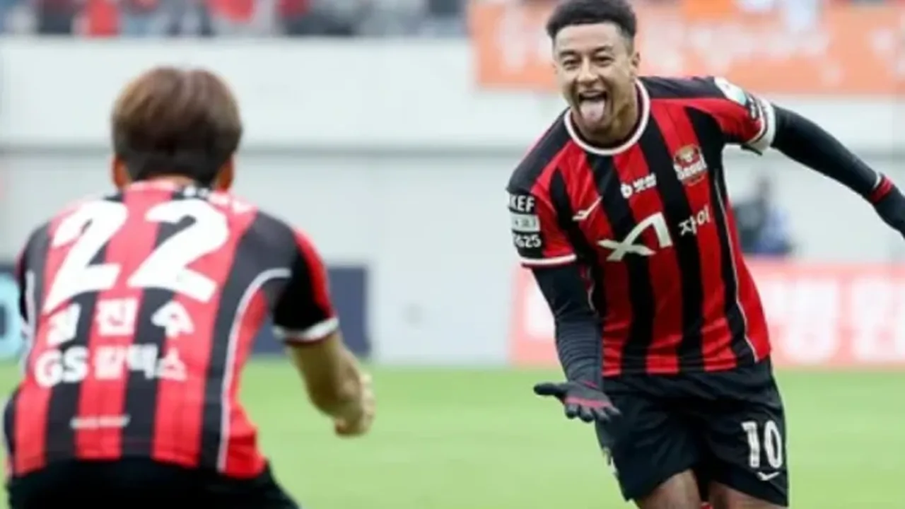 Memphis Depay durante treino no CT do Corinthians, usando camisa do clube