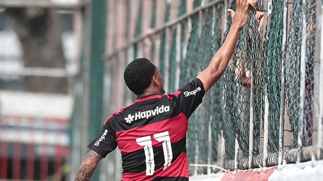 Ryan Roberto em ação pelo Flamengo durante treinamento no Ninho do Urubu