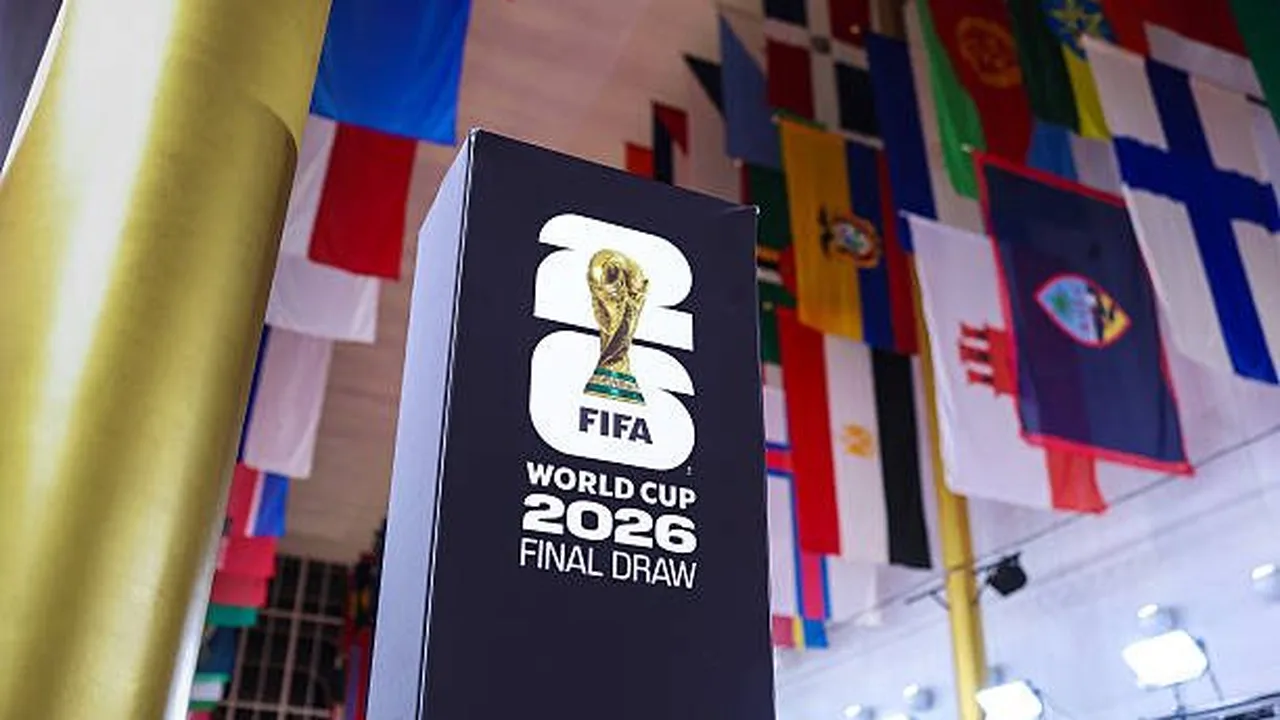 Tela do aplicativo Cartola mostrando escalação com jogadores de diferentes seleções para Copa do Mundo 2026