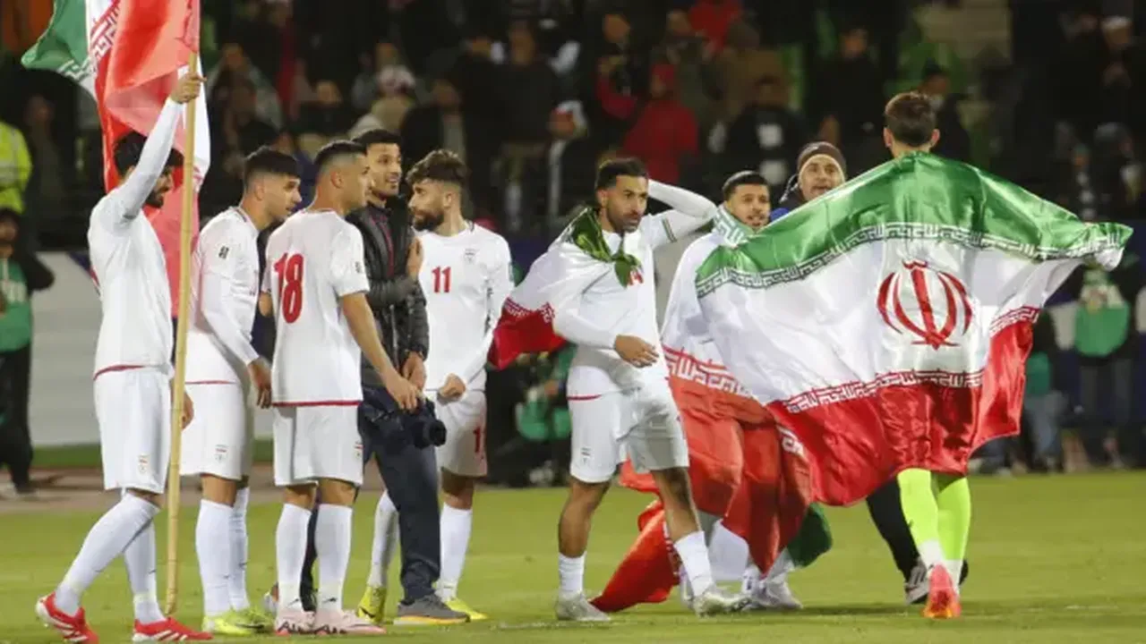 SoFi Stadium em Los Angeles com arquibancadas semi-vazias durante partida de futebol da Copa do Mundo
