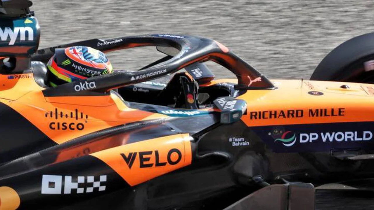 Oscar Piastri e Lando Norris conversando no paddock da McLaren durante sessão de treinos da Fórmula 1