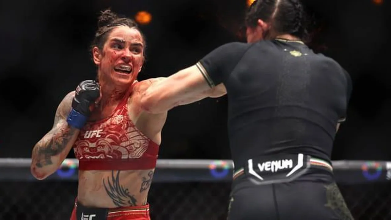 Norma Dumont em ação no octógono durante luta no UFC, demonstrando técnica de striking