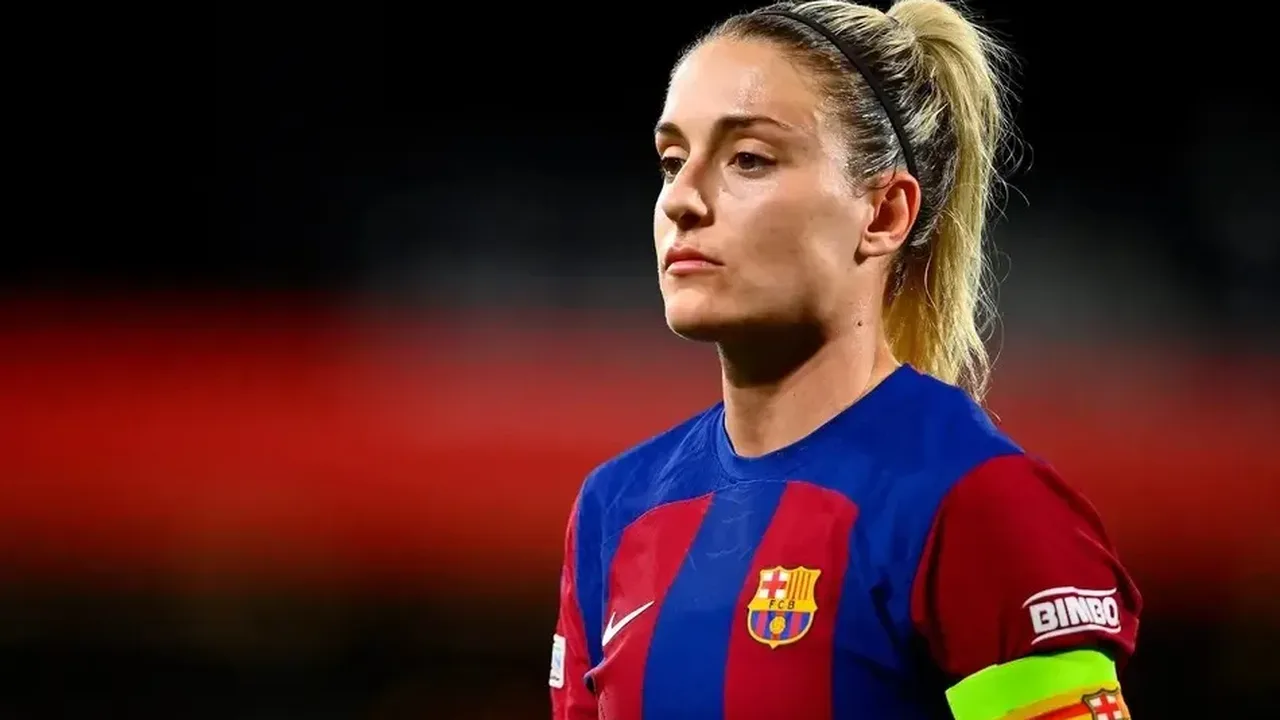 Alexia Putellas celebrando título do Barcelona feminino com troféu nas mãos no Camp Nou