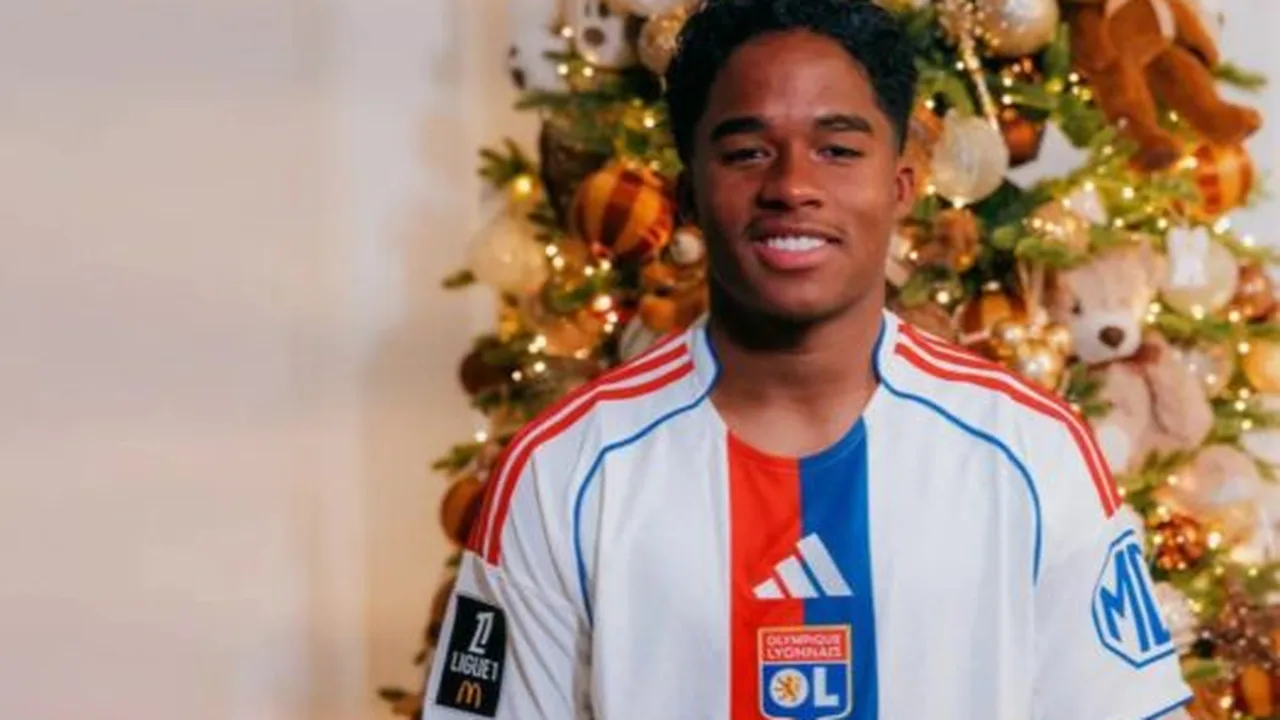 Endrick comemorando gol pelo Lyon com camisa azul e branca do clube francês