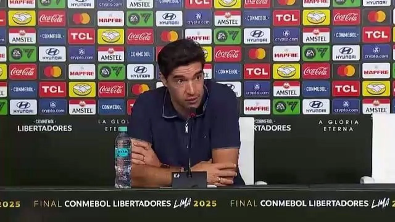 Abel Ferreira gesticula durante entrevista coletiva criticando decisões da arbitragem brasileira