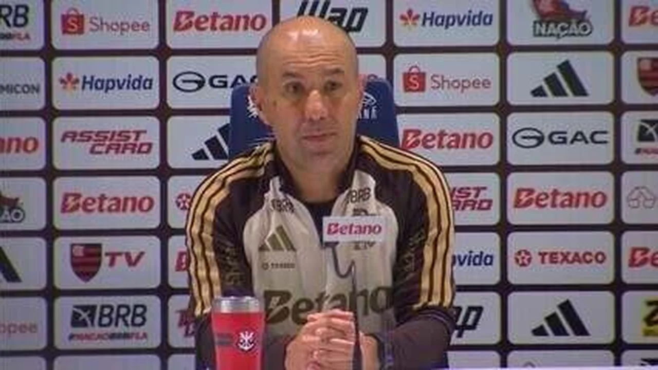 Leonardo Jardim orientando jogadores do Flamengo durante treinamento no CT Ninho do Urubu