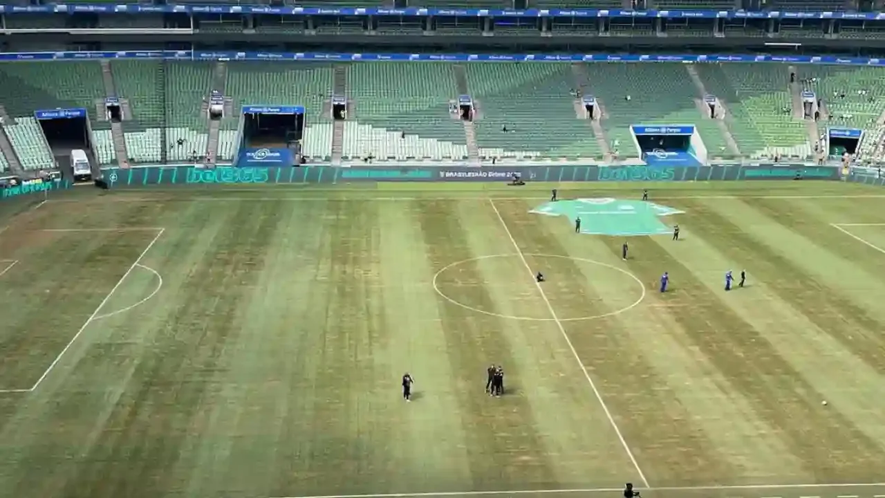 Gramado sintético do Allianz Parque durante partida entre Palmeiras e rival, mostrando contraste tecnológico