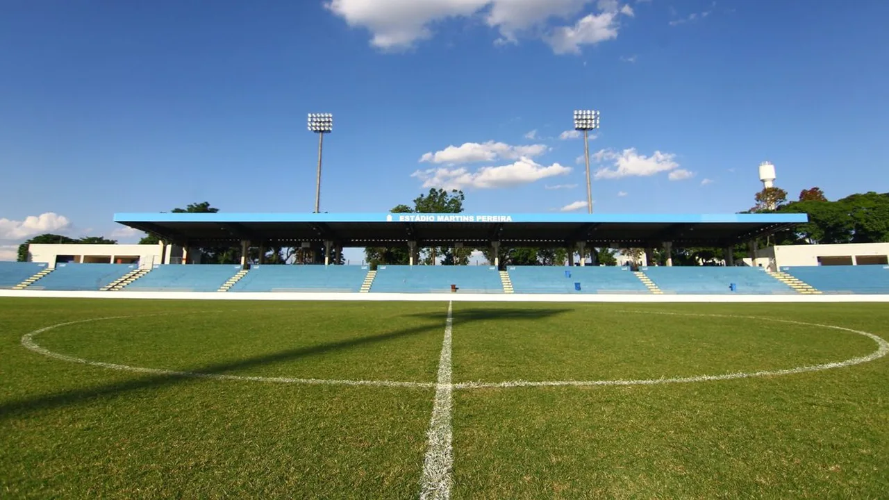 Estádio Martins Pereira em São José dos Campos com gramado verde e arquibancadas modernas preparado para Copa Feminina